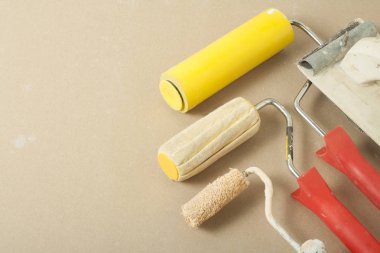 Boya merdaneleri ve spatula. Üstten Görünüm. Metin için yer kopyalayın.