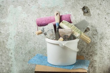 Plastik kova inşaat araçları ile. Tamirata kavramı.