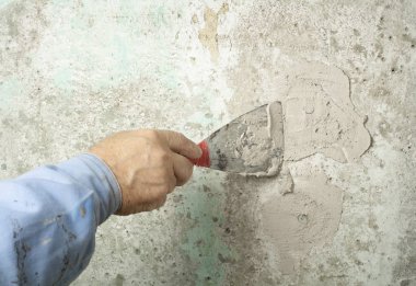 İnşaat ve tadilat kavramı. El araçlar sıvama ile alt.