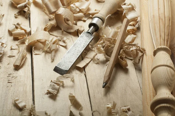 Snickeri-konceptet. Snickare snickare arbetsplatsen. Bygg verktyg på träbord med sågspån. Kopiera utrymme för text. — Stockfoto