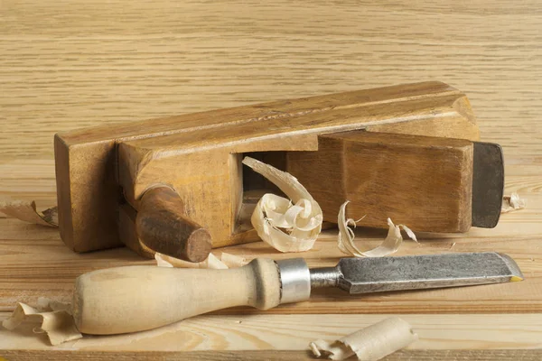 Concept de menuiserie.Menuisier menuisier lieu de travail. Outils de construction sur table en bois avec sciure de bois . — Photo