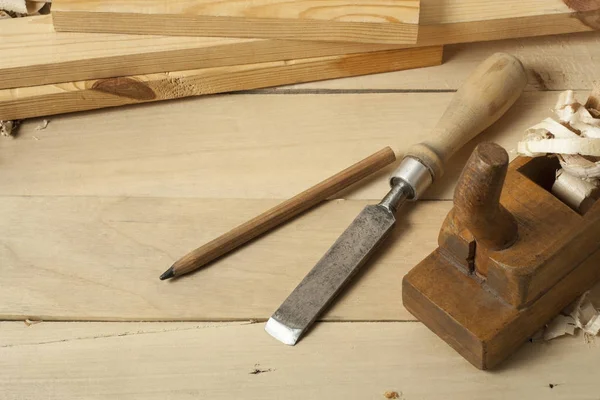 Snickeri-konceptet. Snickare snickare arbetsplatsen. Bygg verktyg på träbord med sågspån. — Stockfoto