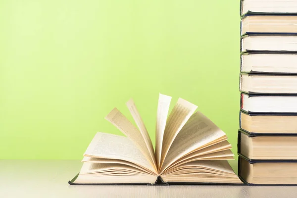 Livro aberto, livros de capa dura sobre mesa de madeira. Formação. De volta à escola. Espaço de cópia para texto . — Fotografia de Stock