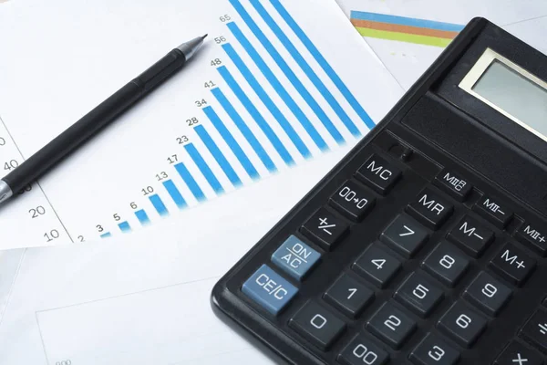 Ahorro en el hogar, concepto de presupuesto. Calculadora, pluma y gráfico en la mesa de oficina — Foto de Stock