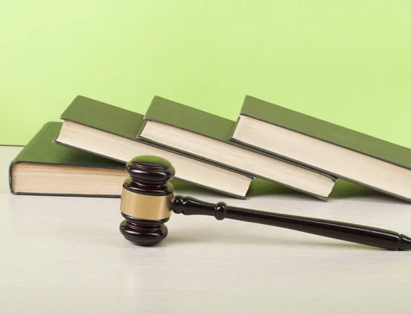 Концепція права - Книги з дерев'яним суддею, подані на столі в залі суду або примусовому кабінеті. Копіювання простору для тексту . — стокове фото