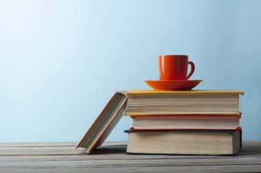 Ahşap masa üzerinde yığın kitap. Eğitim arka plan. Okula dönüş. Metin için yer kopyalayın.