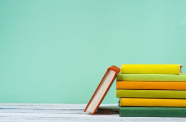 Ahşap masa üzerinde kitap yığını. Eğitim arka plan. Okula dönüş. Metin için yer kopyalayın.