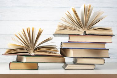 Açık kitap, ahşap masa ciltli kitap. Eğitim arka plan. Okula dönüş. Metin için yer kopyalayın.