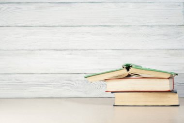 Açık kitap, ahşap masa ciltli kitap. Eğitim arka plan. Okula dönüş. Metin için yer kopyalayın.