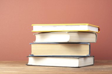 Renkli kitap yığını. Eğitim arka plan. Okula dönüş. Metin için yer kopyalayın.