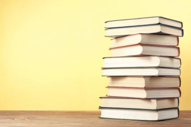 Renkli kitap yığını. Eğitim arka plan. Okula dönüş. Metin için yer kopyalayın.