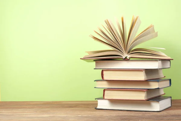 Libro abierto, libros de tapa dura sobre mesa de madera. Formación. De vuelta a la escuela. Copiar espacio para texto . —  Fotos de Stock