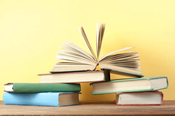 Livro aberto, livros de capa dura sobre mesa de madeira. Formação. De volta à escola. Espaço de cópia para texto . — Fotografia de Stock