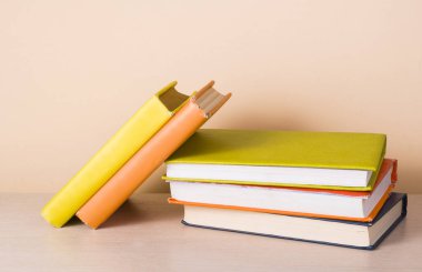 Renkli kitap yığını. Eğitim arka plan. Okula dönüş. Metin için yer kopyalayın.