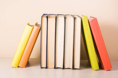 Renkli kitap yığını. Eğitim arka plan. Okula dönüş. Metin için yer kopyalayın.