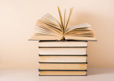 Açık kitap, ahşap masa ciltli kitap. Eğitim arka plan. Okula dönüş. Metin için yer kopyalayın.