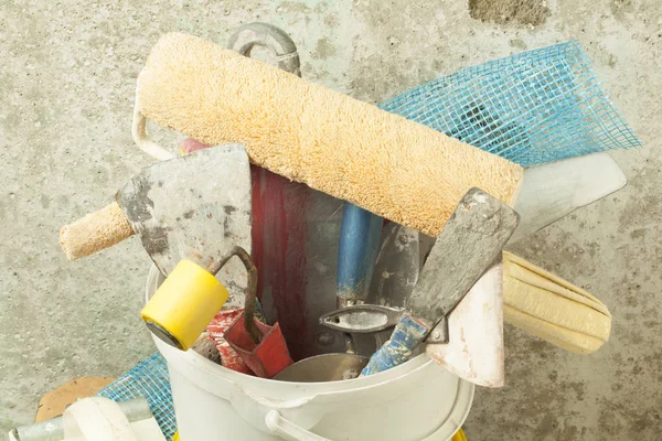 Plastik kova inşaat araçları ile. Yenileme kavramı.