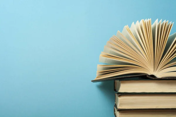 Libro abierto sobre pila de libros sobre mesa de madera. Formación. De vuelta a la escuela. Espacio libre de copia . —  Fotos de Stock