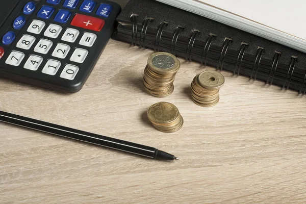 Ahorro en el hogar, concepto de presupuesto. Calculadora, bolígrafo y monedas en mesa de oficina — Foto de Stock