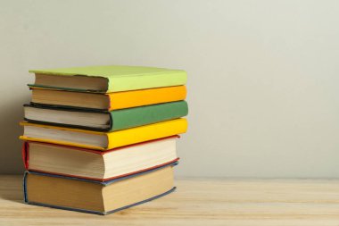 Ahşap masa üzerinde kitap yığını. Eğitim arka plan. Okula dönüş. Metin için yer kopyalayın.