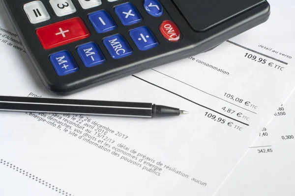 Conceito financeiro e orçamental. Calculadora, caneta e documento financeiro na tabela do escritório — Fotografia de Stock