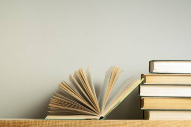 Açık kitap, ahşap masa ciltli kitap. Eğitim arka plan. Okula dönüş. Metin için yer kopyalayın.