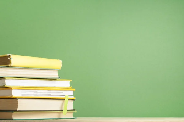Ahşap masa üzerinde kitap yığını. Eğitim arka plan. Okula dönüş. Metin için yer kopyalayın.