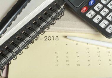 Mali ve bütçe kavramı. Hesap kitap, hesap makinesi, kalem ve takvim üzerinde ofis masaları
