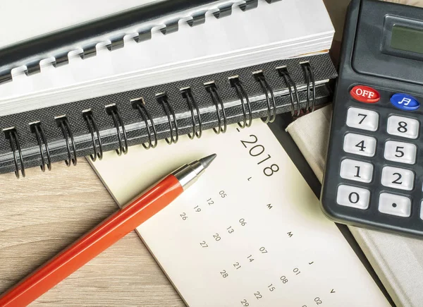 Mali ve bütçe kavramı. Hesap kitap, hesap makinesi, kalem ve takvim üzerinde ofis masaları — Stok fotoğraf