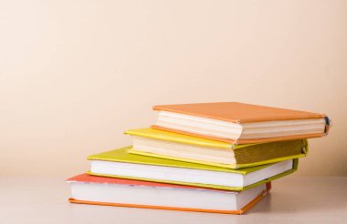 Renkli kitap yığını. Eğitim arka plan. Okula dönüş. Metin için yer kopyalayın.