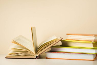 Açık kitap, ahşap masa ciltli kitap. Eğitim arka plan. Okula dönüş. Metin için yer kopyalayın.