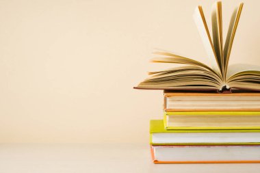 Açık kitap, ahşap masa ciltli kitap. Eğitim arka plan. Okula dönüş. Metin için yer kopyalayın.