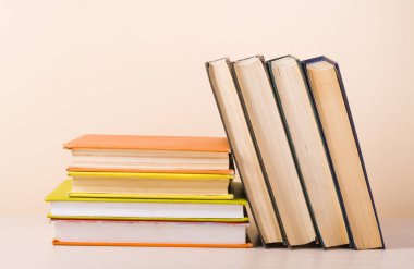 Renkli kitap yığını. Eğitim arka plan. Okula dönüş. Metin için yer kopyalayın.