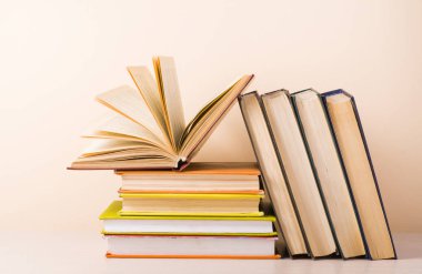 Açık kitap, ahşap masa ciltli kitap. Eğitim arka plan. Okula dönüş. Metin için yer kopyalayın.