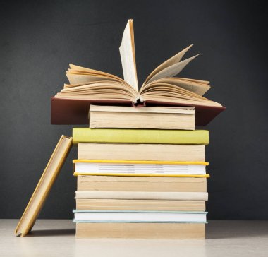 Açık kitap ile kompozisyon, ciltli kitap ahşap masa ve siyah arka plan. Okula dönüş. Eğitim arka plan.