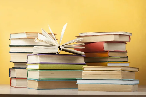 Libro abierto, libros de tapa dura sobre mesa de madera. Formación. De vuelta a la escuela. Copiar espacio para texto . — Foto de Stock