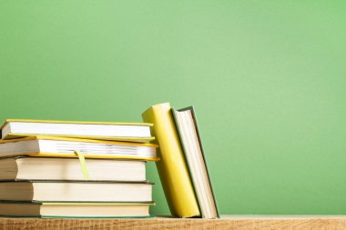 Ahşap masa üzerinde kitap yığını. Eğitim arka plan. Okula dönüş. Metin için yer kopyalayın.