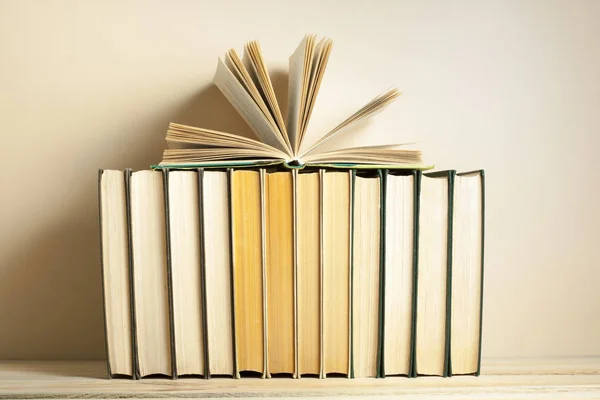 Libro abierto, libros de tapa dura sobre mesa de madera. Formación. De vuelta a la escuela. Copiar espacio para texto . —  Fotos de Stock