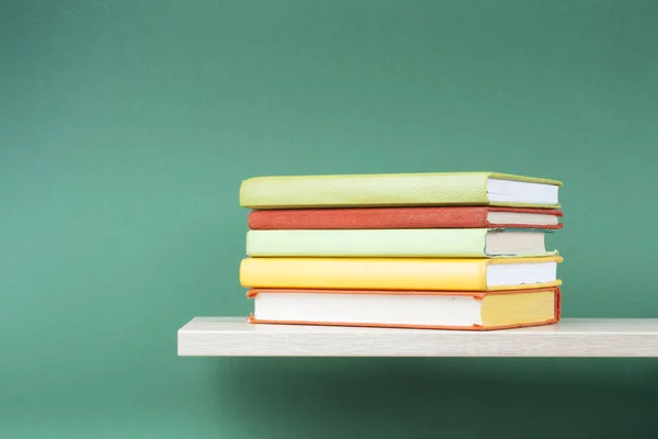 Ahşap raf kitap yığını. Eğitim arka plan. Okula dönüş. Metin için yer kopyalayın.