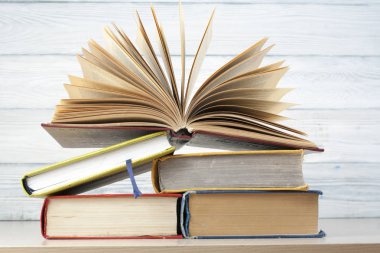 Açık kitap, ahşap masa ciltli kitap. Eğitim arka plan. Okula dönüş. Metin için yer kopyalayın.