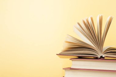 Açık kitap, ahşap masa ciltli kitap. Eğitim arka plan. Okula dönüş. Metin için yer kopyalayın.