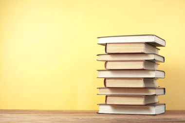 Renkli kitap yığını. Eğitim arka plan. Okula dönüş. Metin için yer kopyalayın.