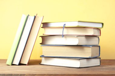 Renkli kitap yığını. Eğitim arka plan. Okula dönüş. Metin için yer kopyalayın.