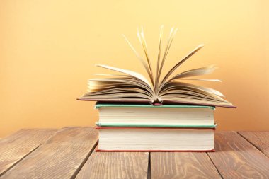 Açık kitap, ahşap masa ciltli kitap. Eğitim arka plan. Okula dönüş. Metin için yer kopyalayın.