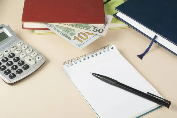 Ahorro en el hogar, concepto de presupuesto. Gráfico, bloc de notas, pluma, calculadora y monedas en mesa de escritorio de madera . — Foto de Stock