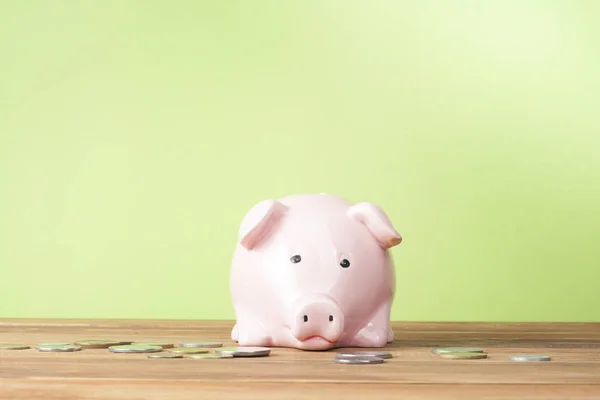 Σπίτι εξοικονόμηση, έννοια του προϋπολογισμού. Τράπεζα Piggy σε ξύλινο γραφείο τραπέζι. — Φωτογραφία Αρχείου