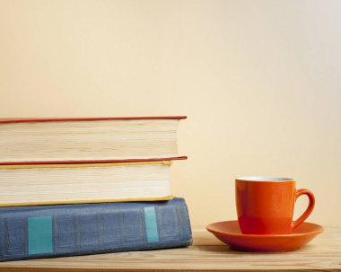 Ahşap masa üzerinde yığın kitap. Eğitim arka plan. Okula dönüş. Metin için yer kopyalayın.