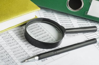 Mali ve bütçe kavramı. Hesap kitap, kalem, Büyüteç ve finansal belgeler üzerinde ofis masaları.