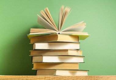 Açık kitap, ahşap masa ciltli kitap. Eğitim arka plan. Okula dönüş. Metin için yer kopyalayın.