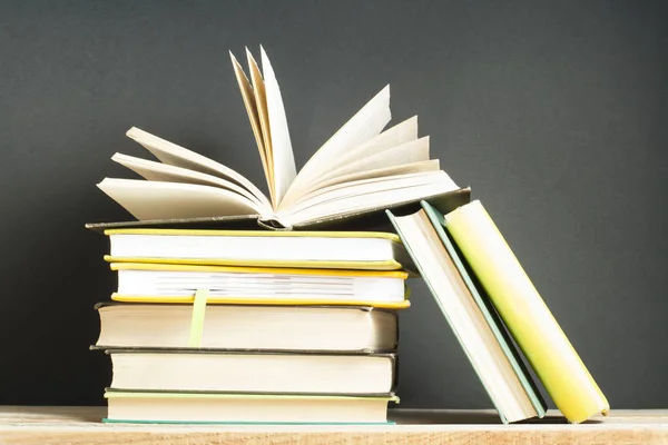 Buku terbuka, buku-buku hardback di meja kayu. Latar belakang pendidikan. Kembali ke sekolah . — Stok Foto